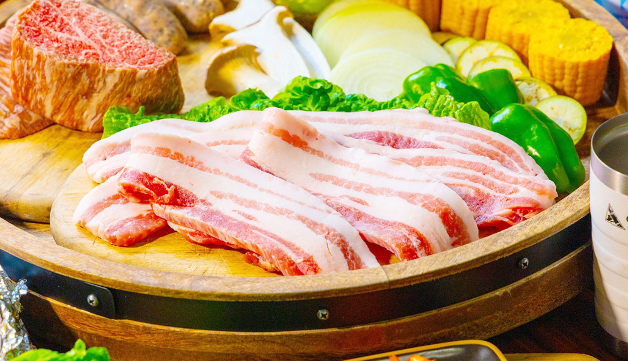 とろりとろけるジューシーな口当たり山梨県産甲州富士桜ポークと味わい深い国産牛の肉肉BBQセット
