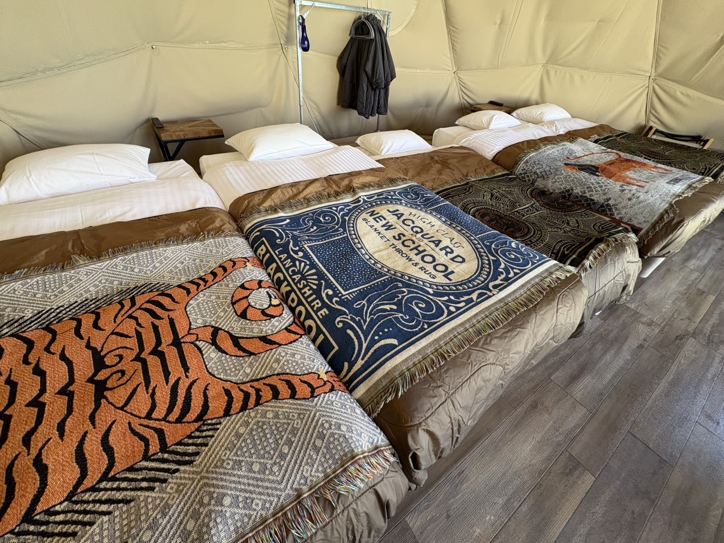 シングルベッド&times;5台・エクストラベッド&times;1台（エクストラベッドは87㎝幅となります）