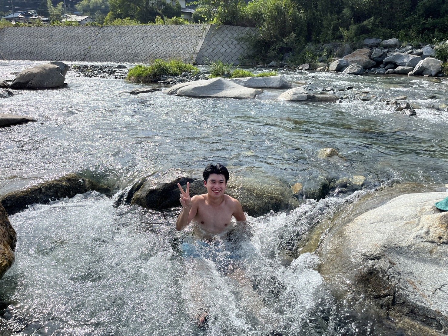 コテージの眼前は渓流。水浴や川遊びを満喫できます！！