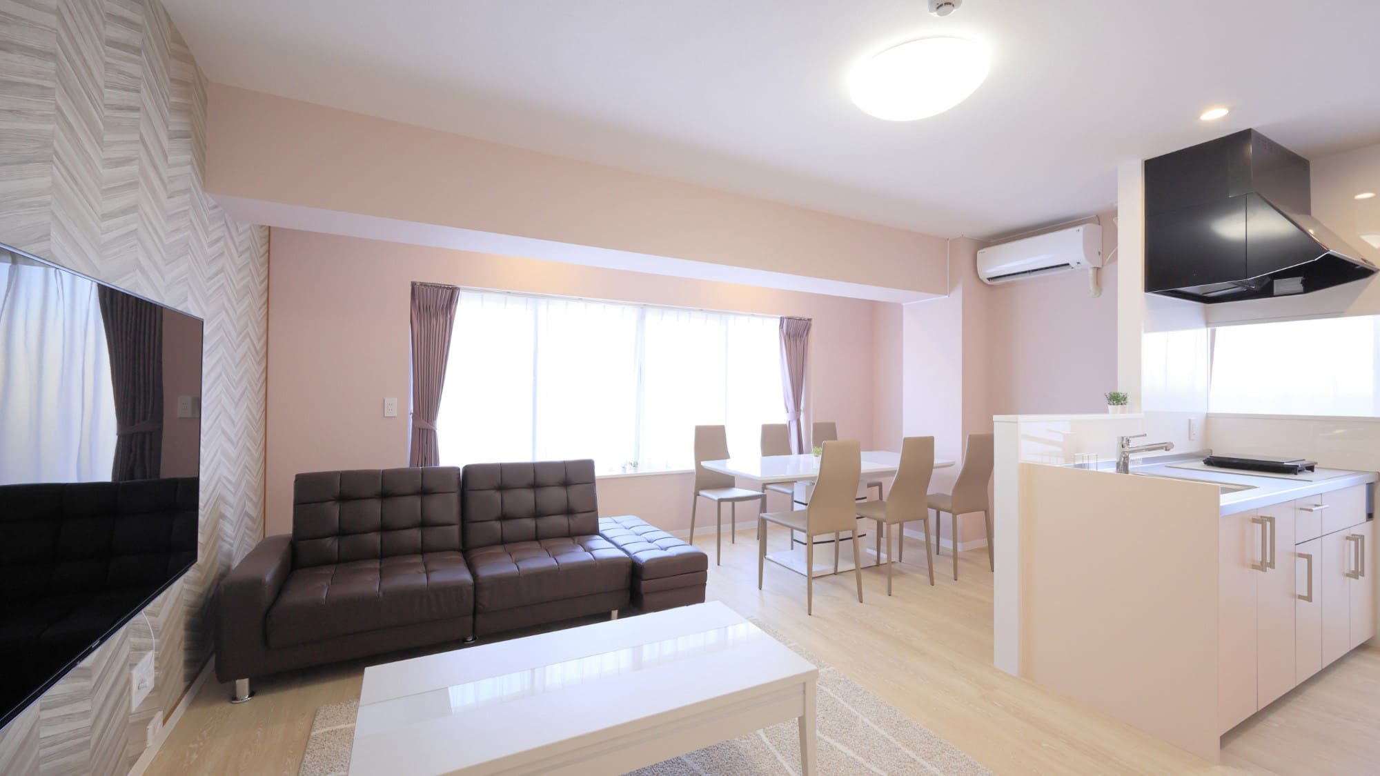 【返金不可プラン】白を基調としたインテリアスタイルなお部屋♪お部屋は最大5名様で宿泊OK！（素泊り）