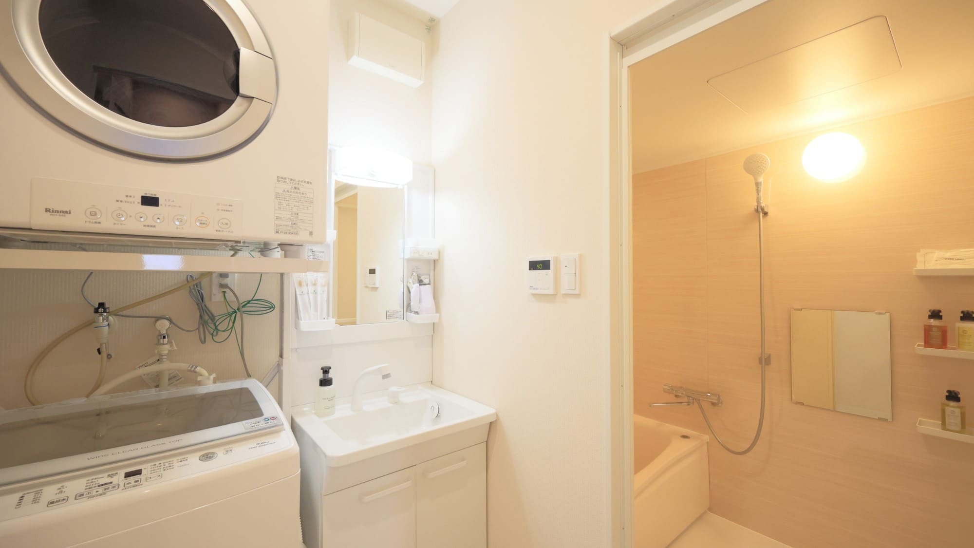 【返金不可プラン】白を基調としたインテリアスタイルなお部屋♪お部屋は最大5名様で宿泊OK！（素泊り）