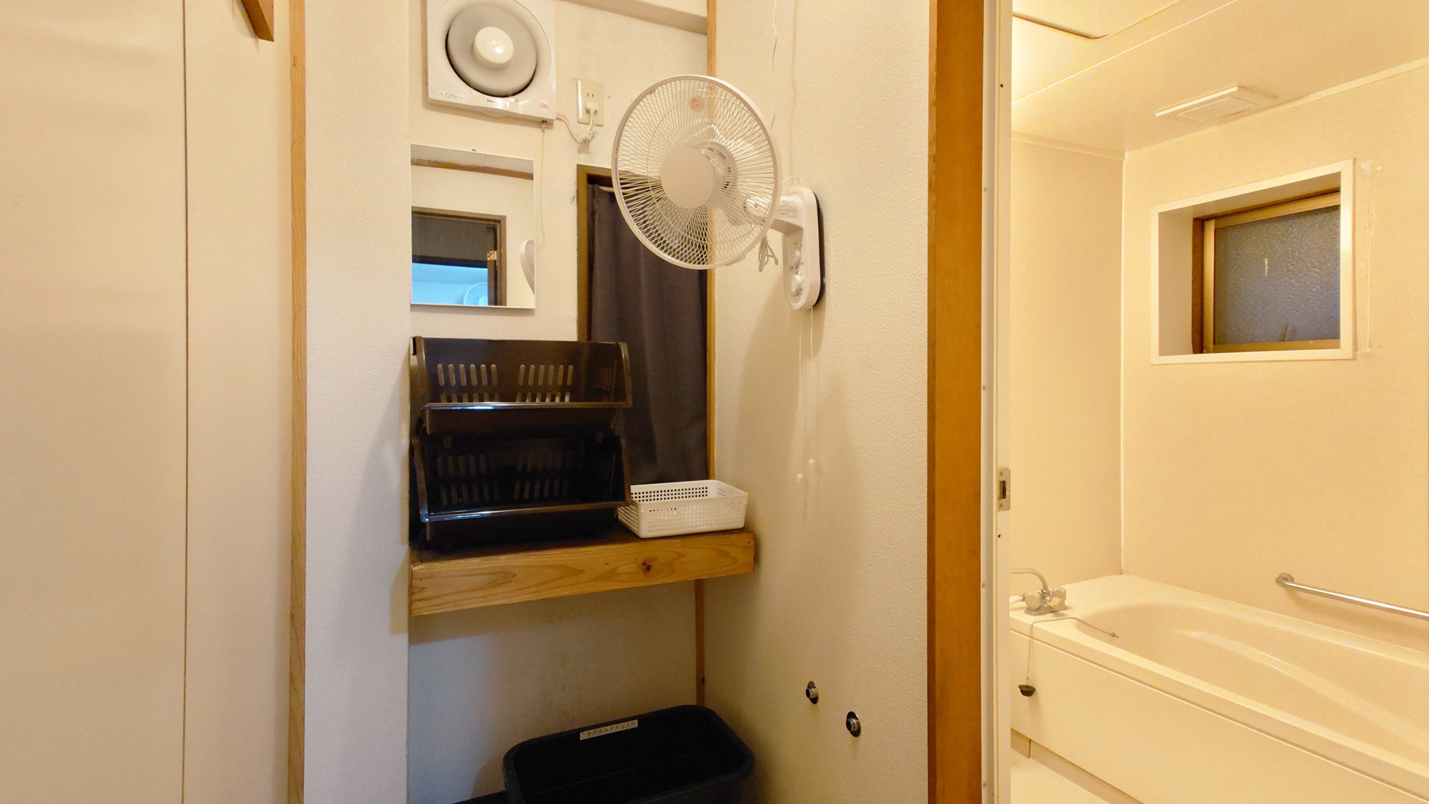 【禁煙　別館】2F共有スペース　脱衣所と浴室