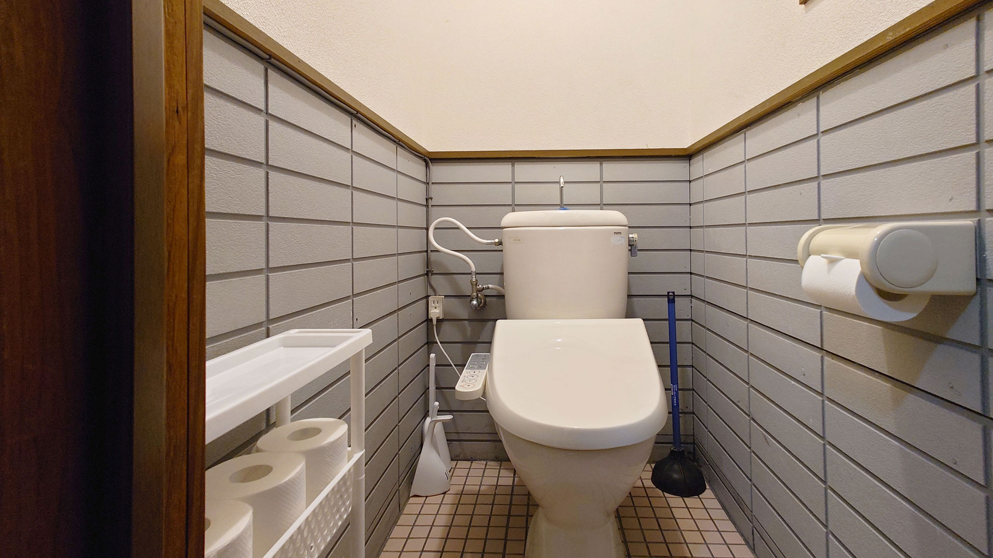 【禁煙　別館】2F共有スペースのトイレは温水シャワー洗浄となっています