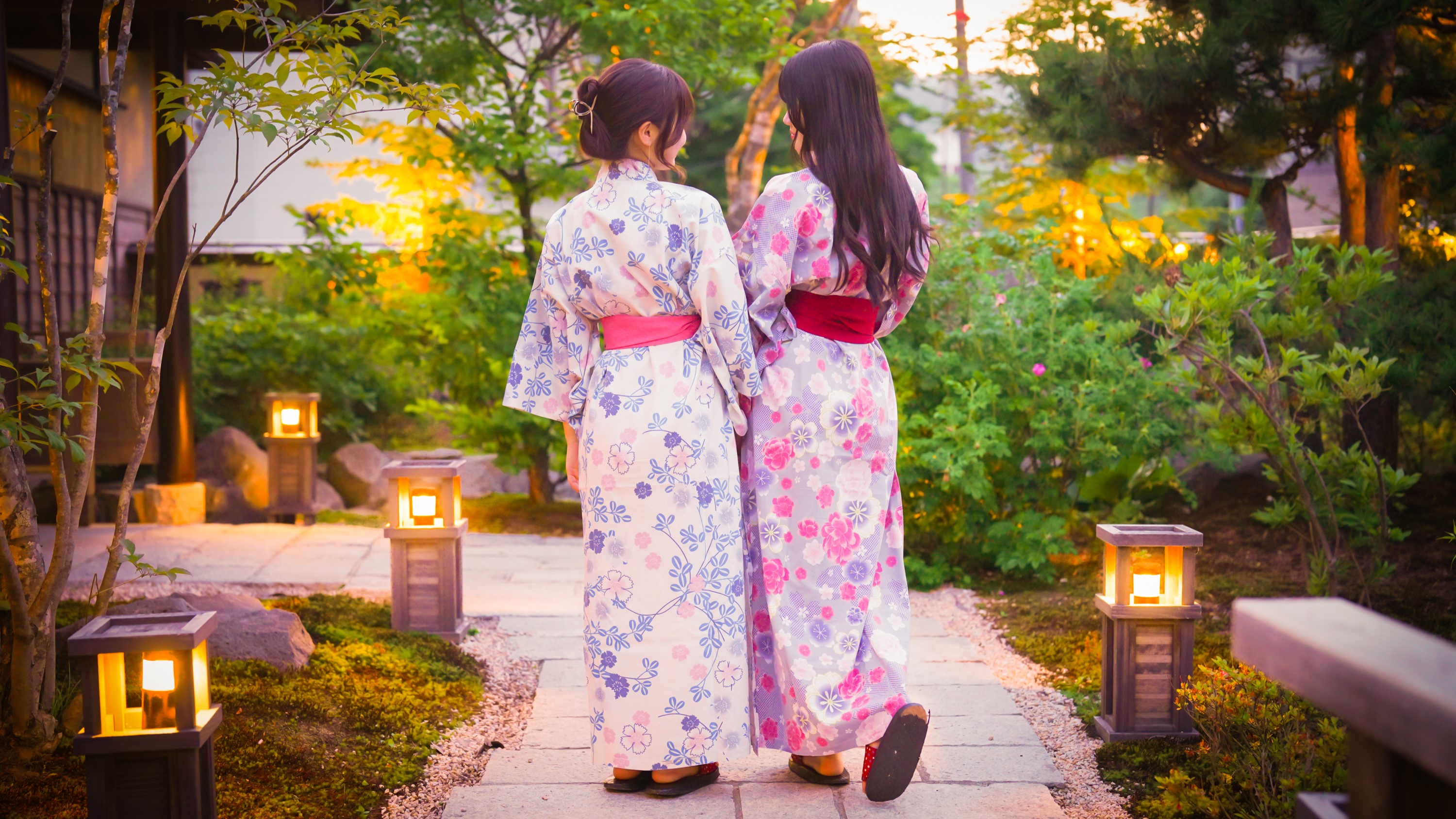 夕暮れに灯る光が彩る、前庭のライトアップ。隠れた映えスポットです。