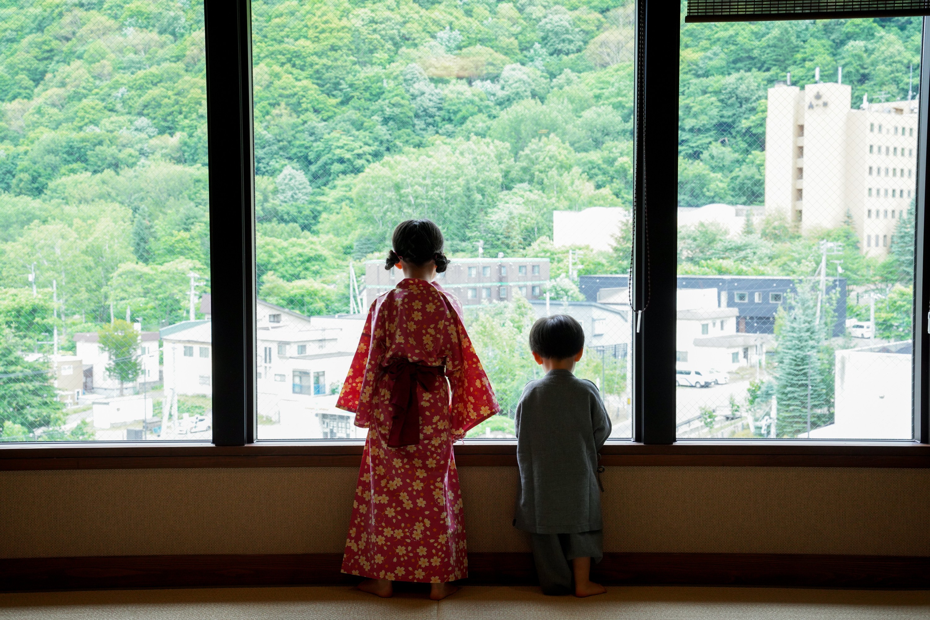 エレベーター横の大きな窓が映す、四季折々の景色。