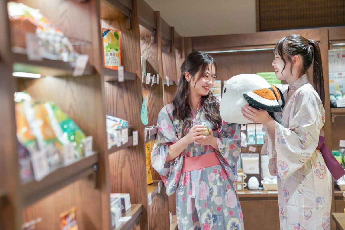 旅の余韻を持ち帰る、選りすぐりのお土産を取り揃えております。