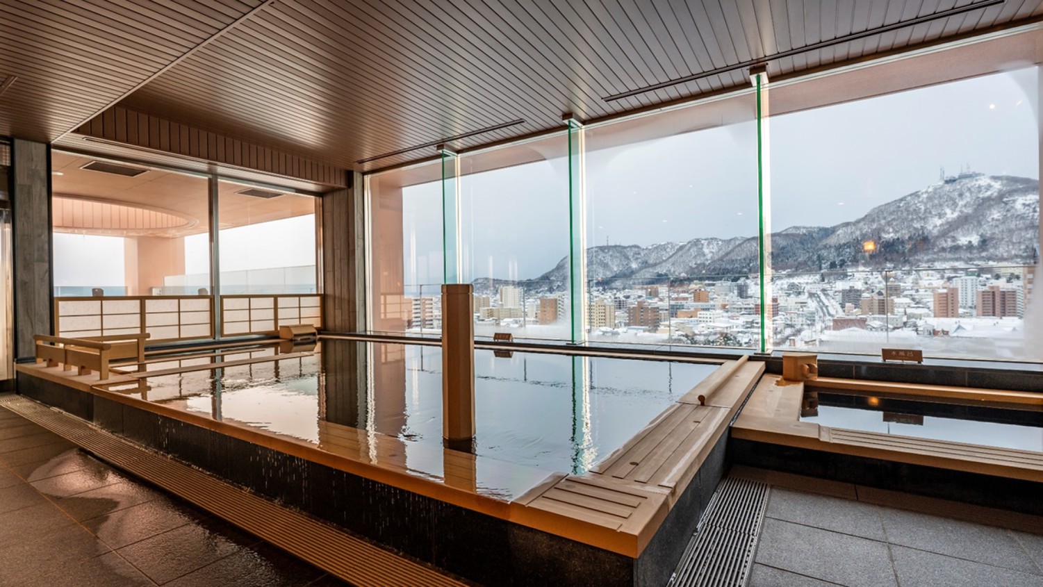 【大浴場/内湯】泉質は保温効果抜群の「ナトリウム塩化物強塩泉」