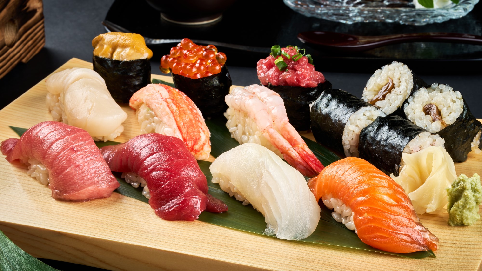【ご夕食】10種類以上の新鮮で本格的なネタのお寿司をお好きなだけお召し上がりいただけます。