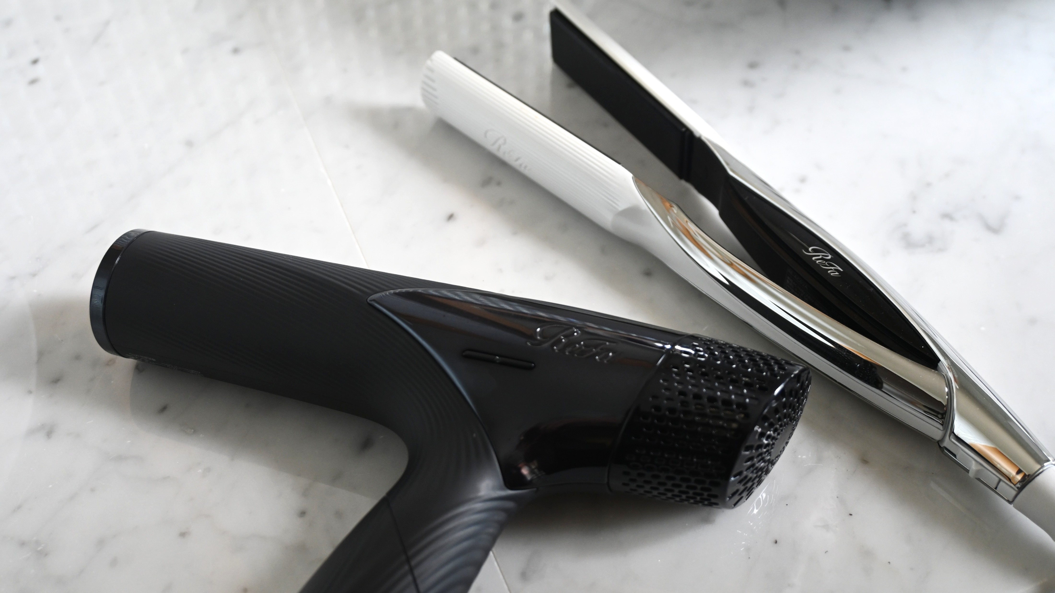 【客室備品】特別室限定でRefaのドライヤー・ヘヤアイロンをご用意。