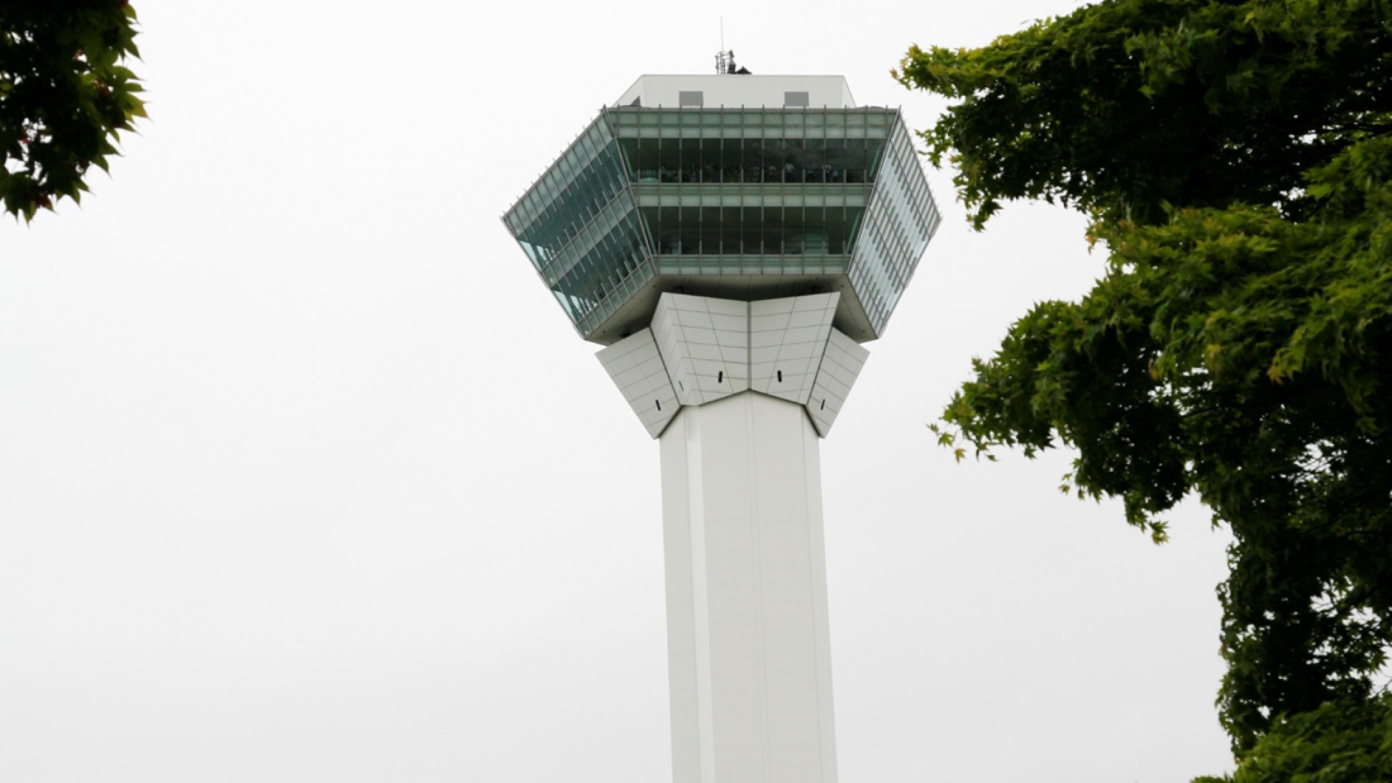 【周辺】五稜郭タワー　タワー展望台からは五稜郭の星型がはっきりご覧いただけます。