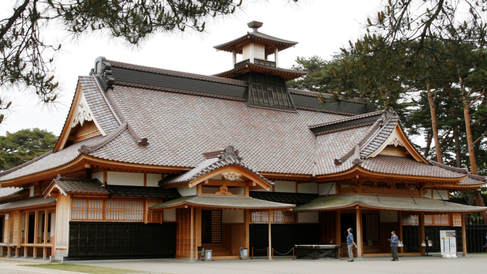 【周辺】箱館奉行所　江戸時代の奉行所を復元し、内部は見学できるようになっています。