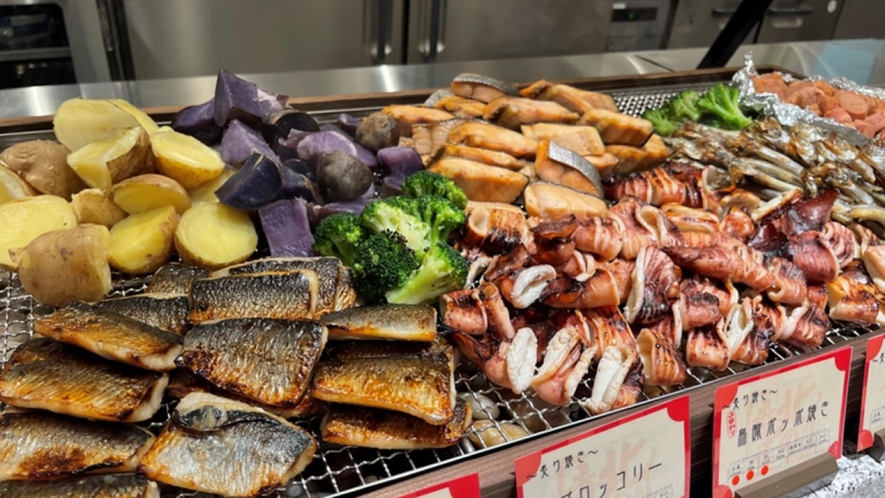 【朝食】北海道ならではの食材で！炙り焼きコーナー。北海道産の海鮮物たくさんご用意しております。