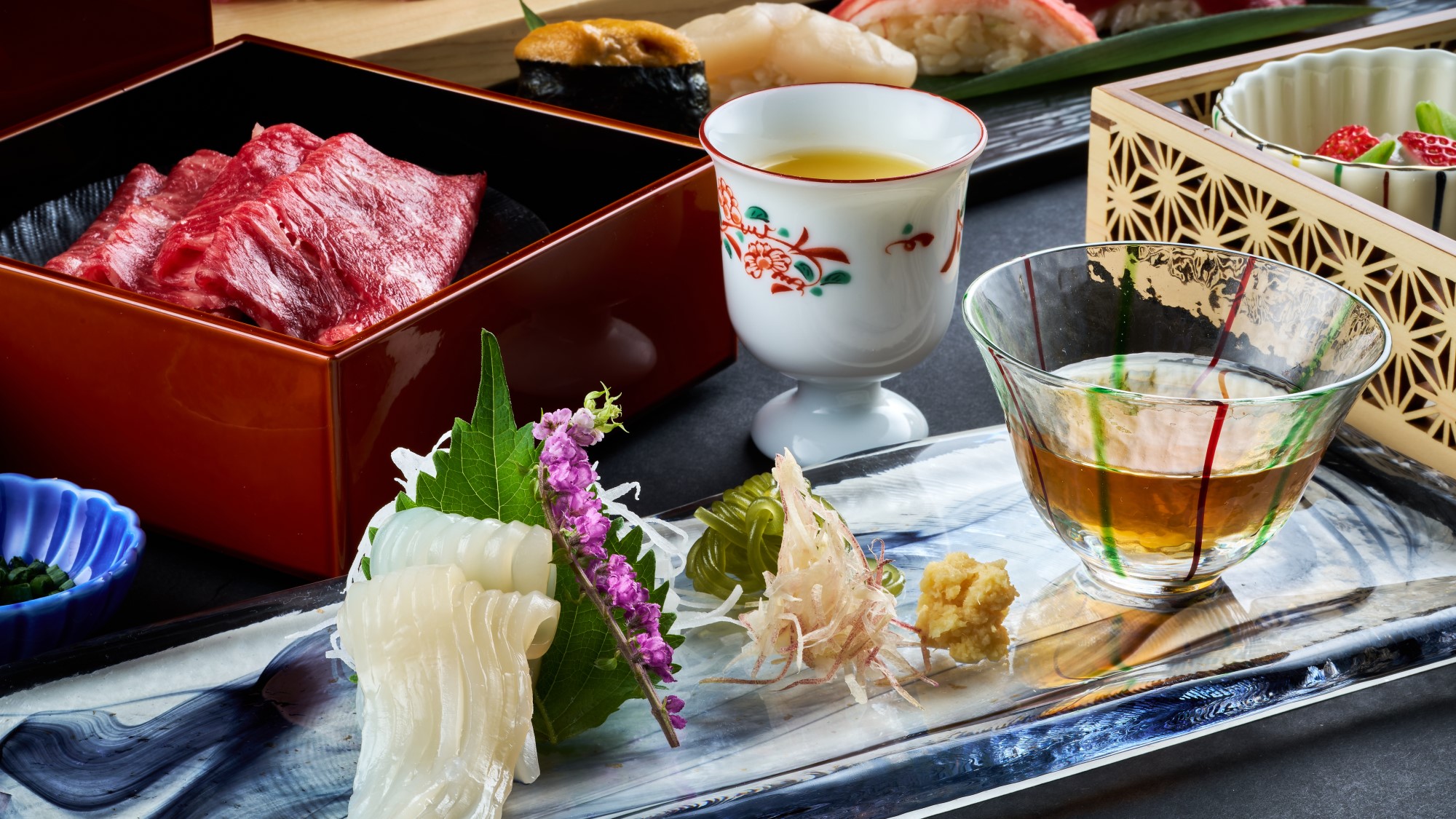 【ご夕食】函館ならではの「イカソーメン」をご用意。さっぱりとした専用のタレでお召し上がりください。