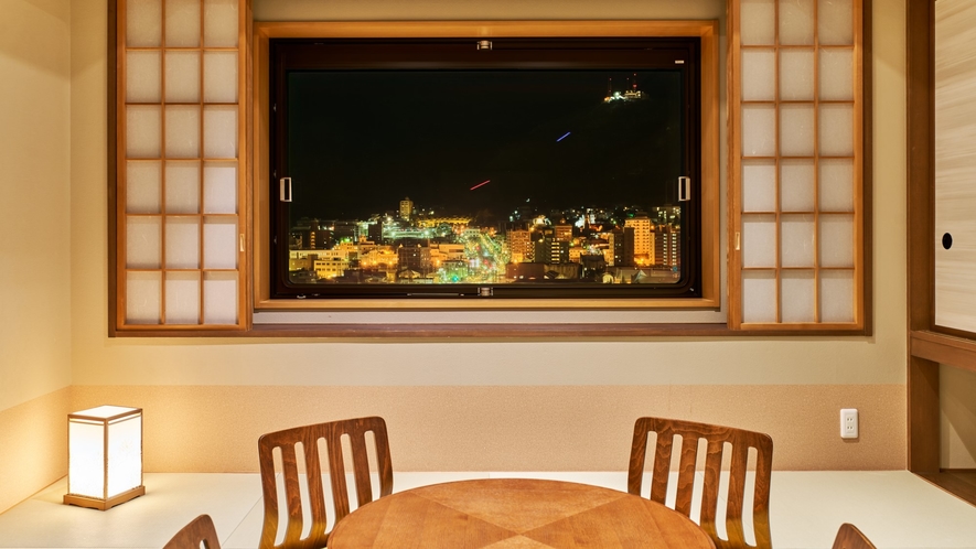 【和洋室】夜になると昼の函館山の雰囲気とは一変。室内を暗転し、思い出を語ってみては…
