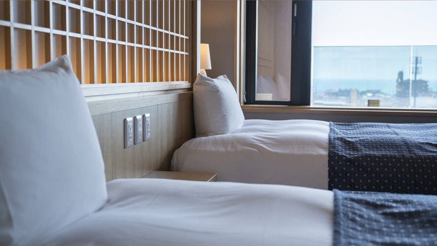 【特別室(陶器露天風呂)】大きな窓からはベッドから眺められる、津軽海峡で心癒されるひと時を…　