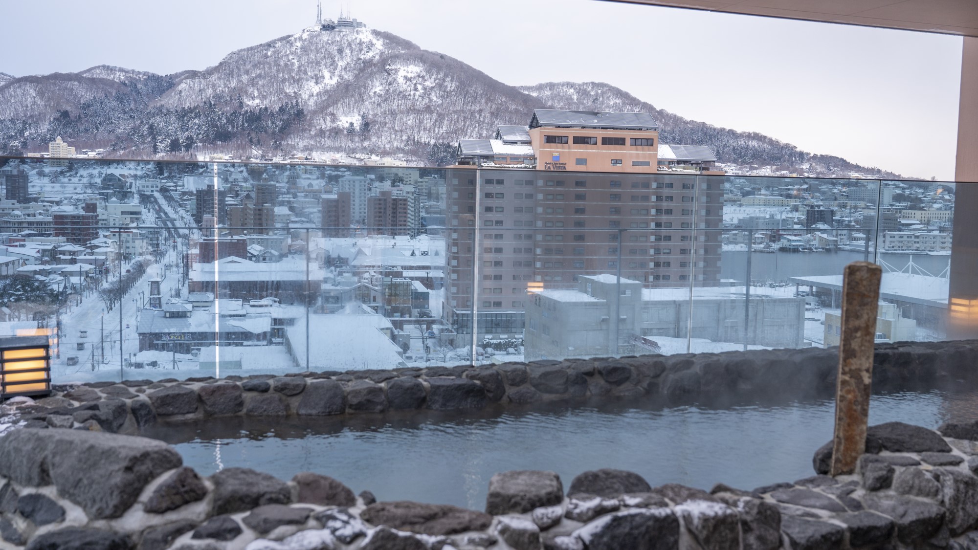 【大浴場/露天風呂】目の前に函館山を望む絶景が。日常を忘れ極上の癒しのお時間をお過ごしください。