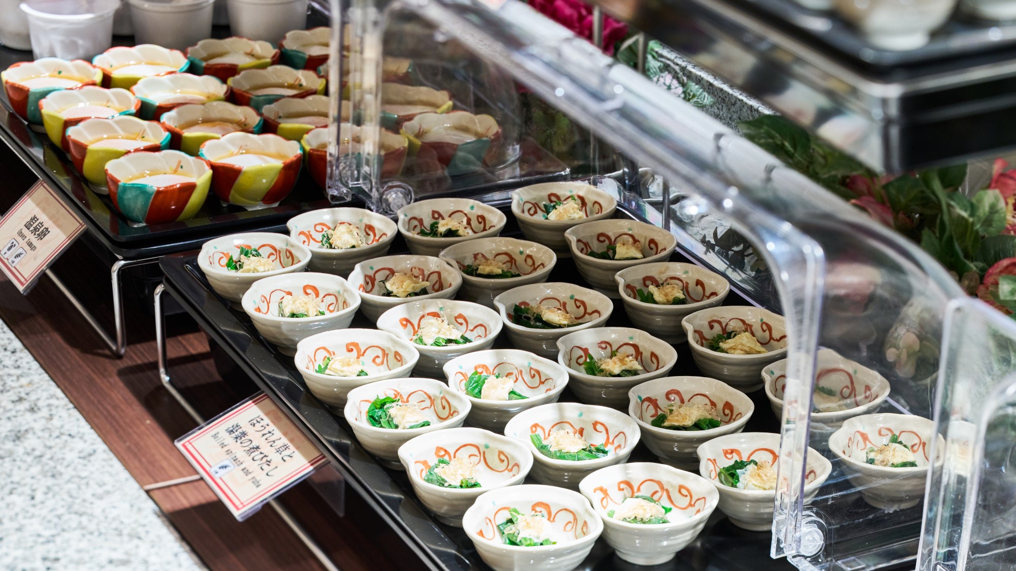 【朝食】和食に欠かせない「小鉢横丁」。お浸しや和え物、香の物をご飯のお供に是非。