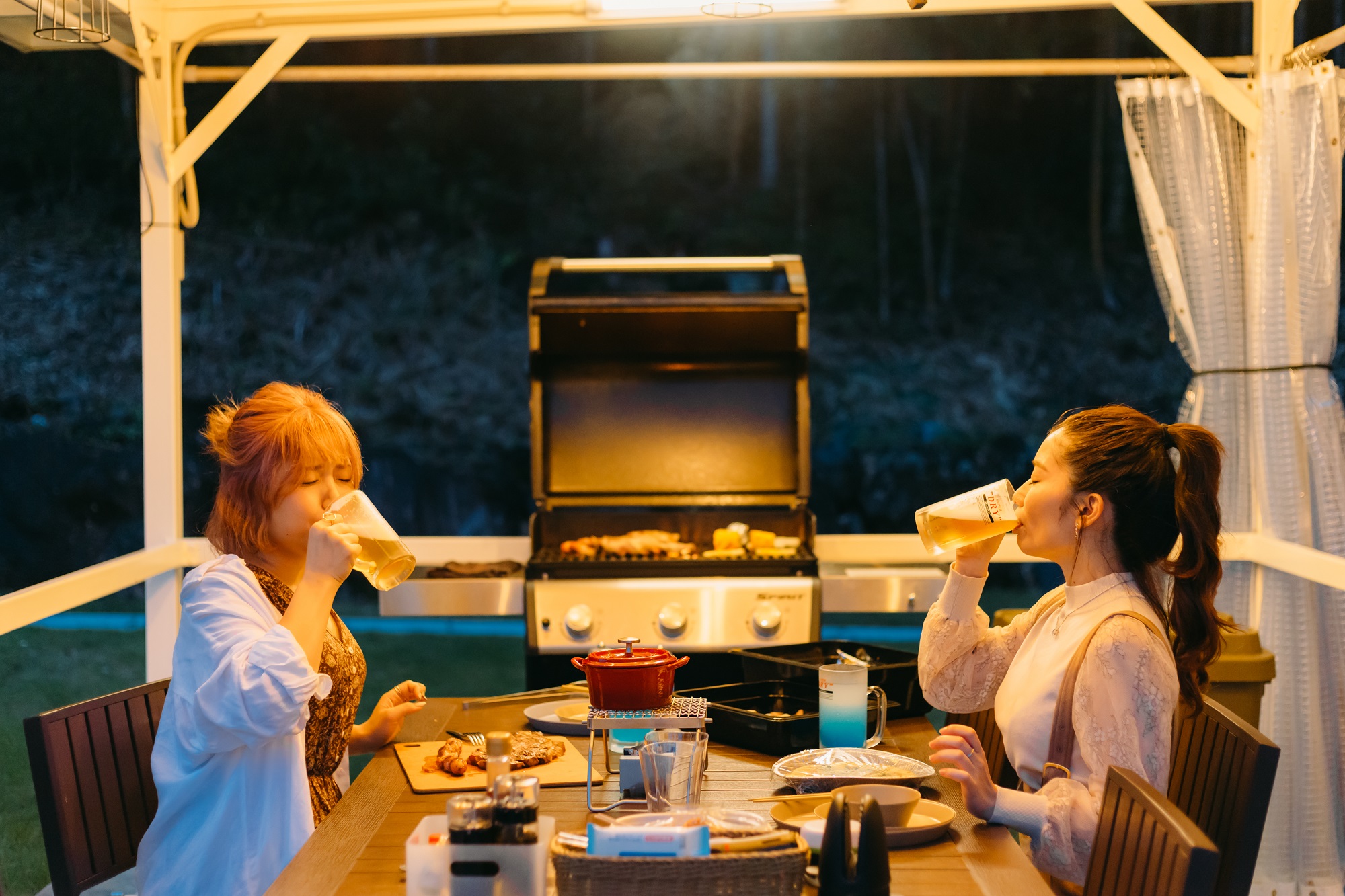 【食事一例】テントデッキの専用グリルで調理。みんなでBBQを楽しもう！！