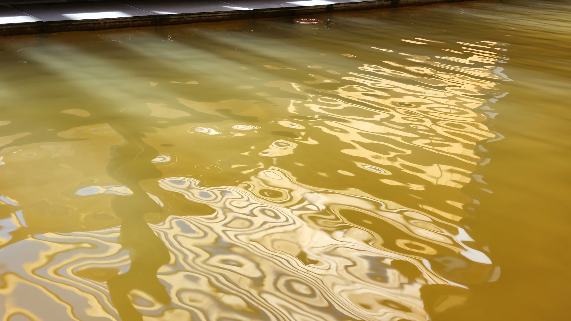 ■黄金色に輝く温泉