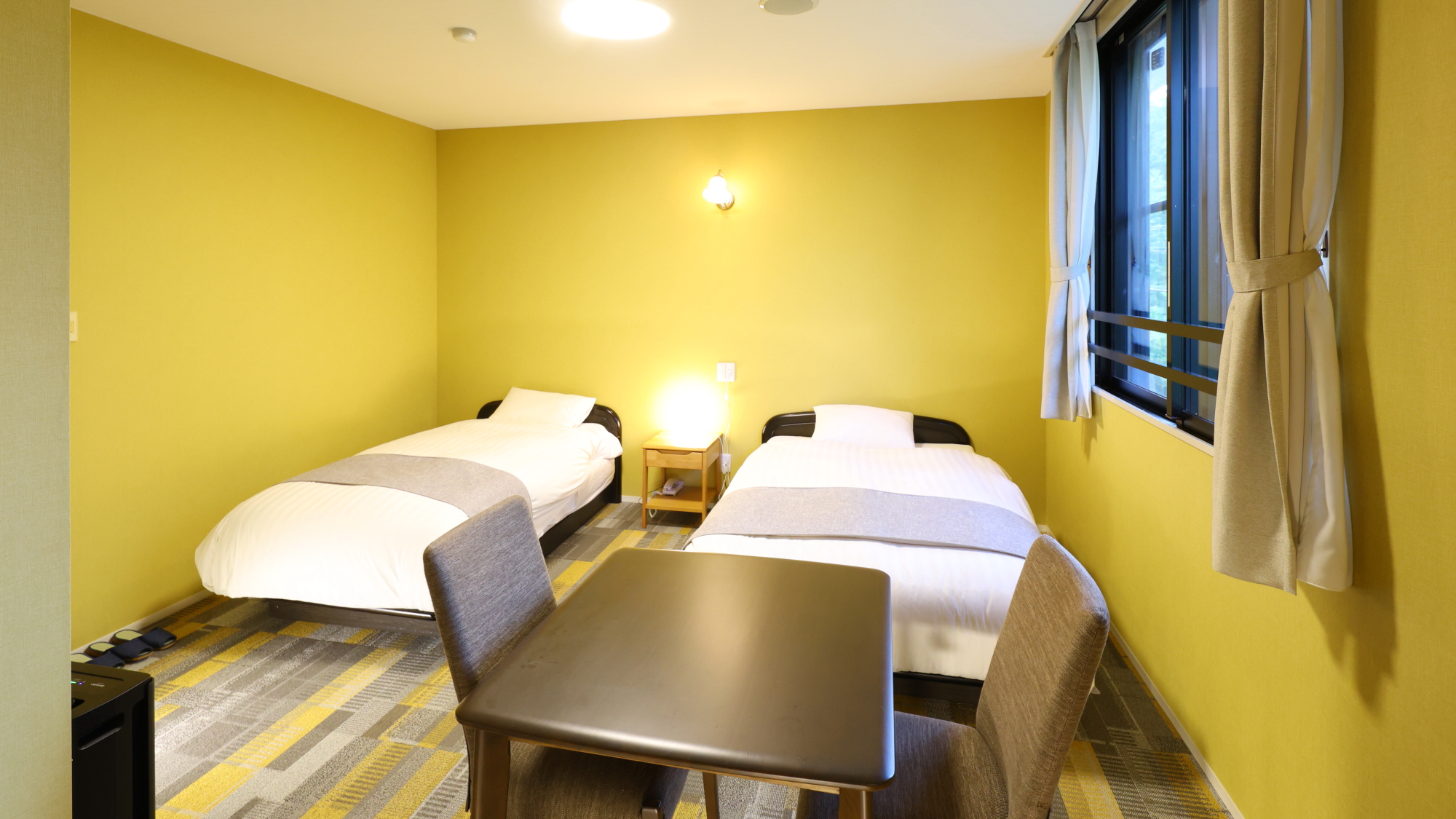 ■【洋室】森林側／22平米／～2名