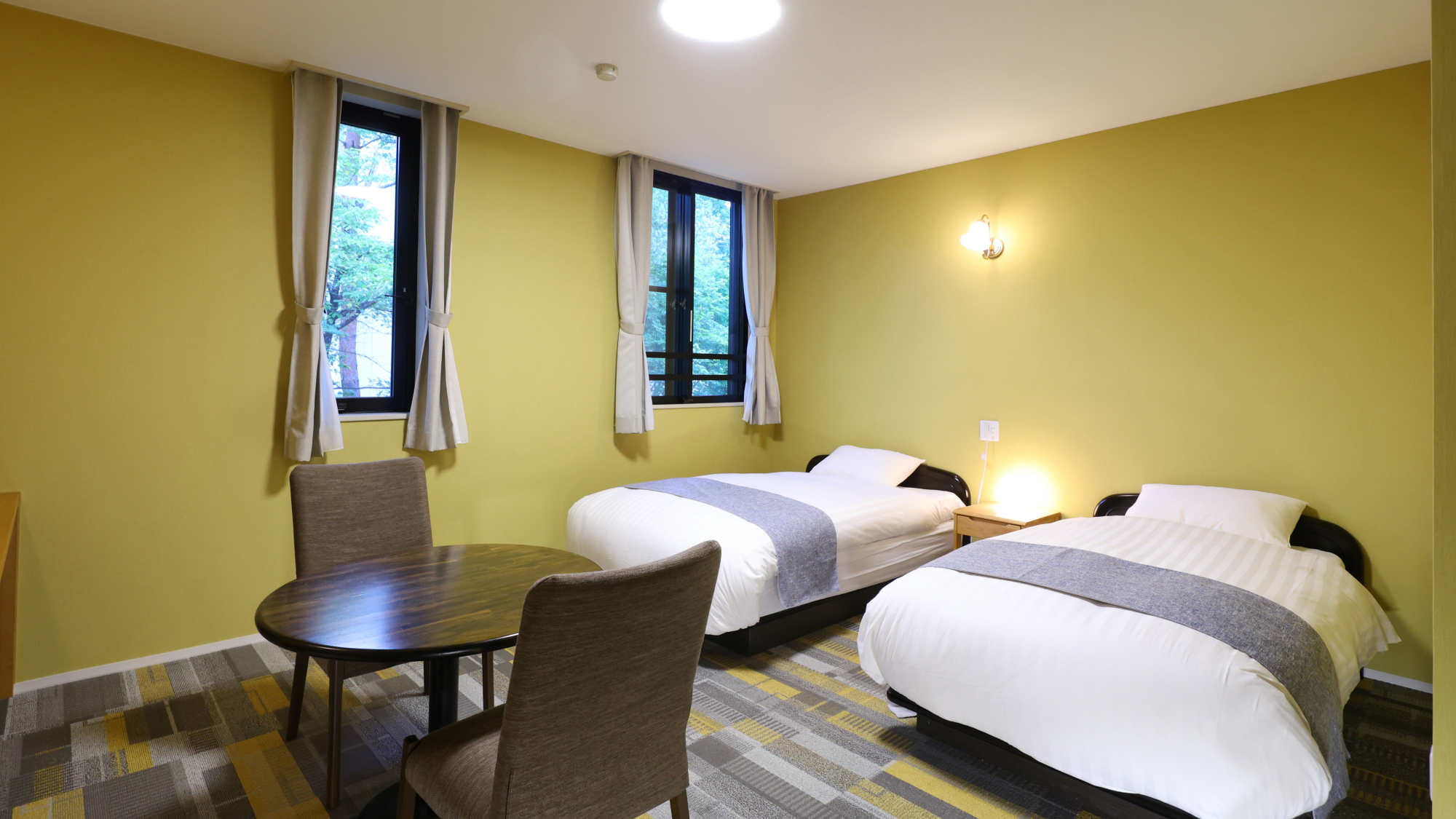 ■【洋室】森林側／24平米／～3名