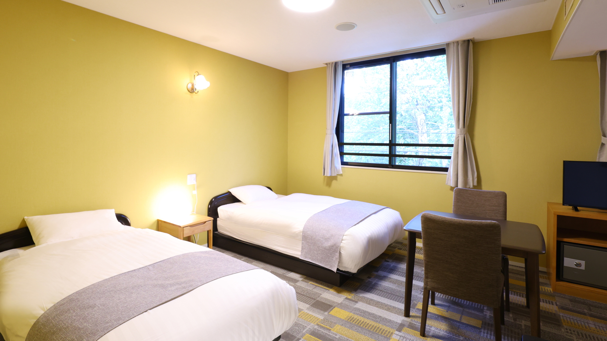 ■【洋室】森林側／22平米／～2名