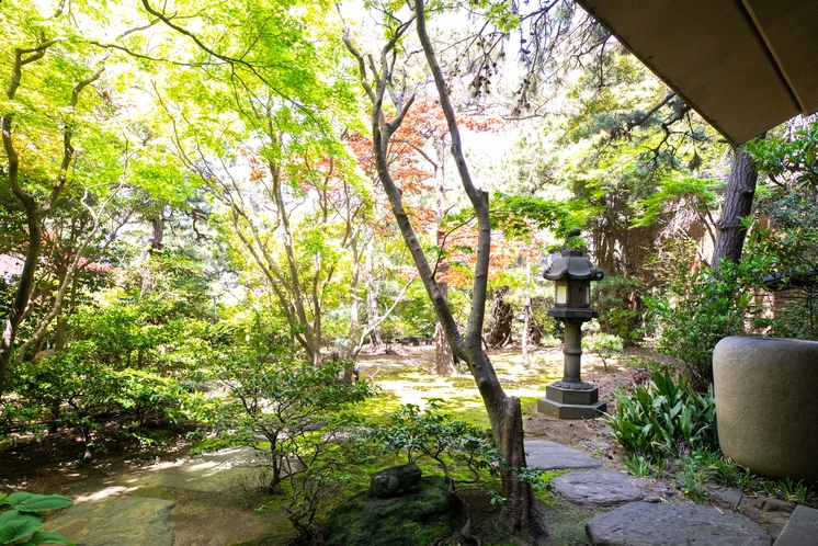 和室宴会場からの日本庭園