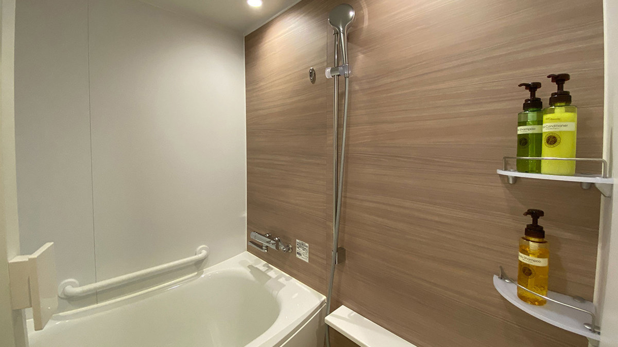 【ファミリールームB】洗い場付きバスルームでゆったりとしたバスタイム。