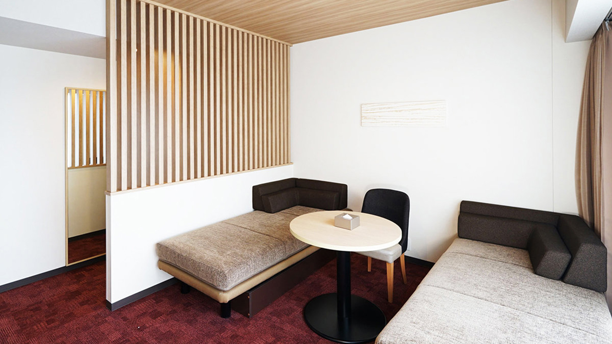 【ファミリールームA 】リビングエリア付きで、家族やグループ旅行に最適。