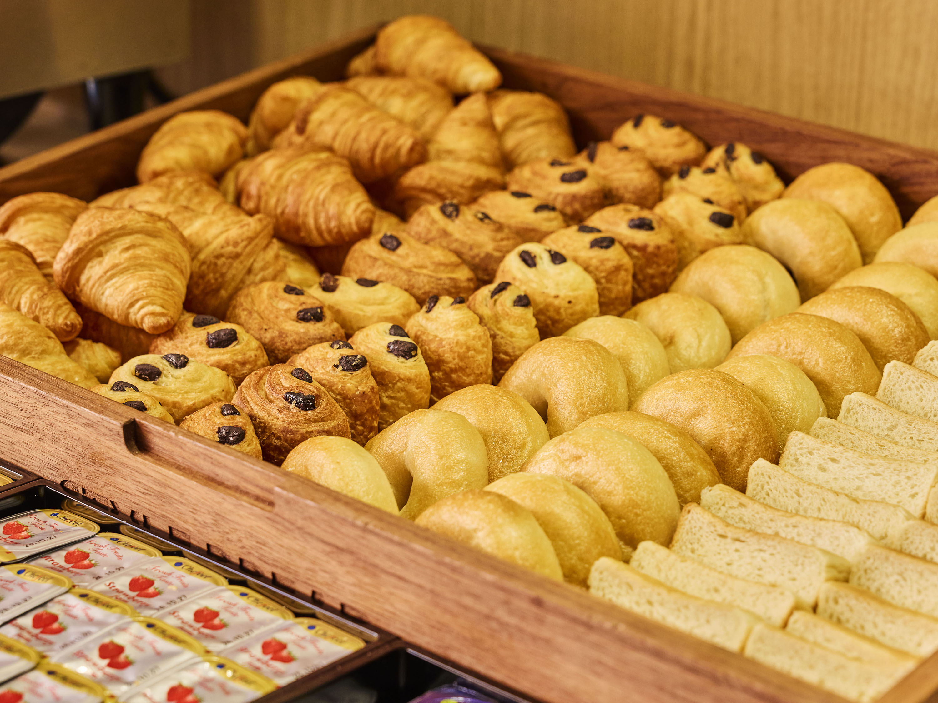 朝食ビュッフェ｜香ばしいパンの香りに包まれる、選ぶ楽しさあふれる朝時間。