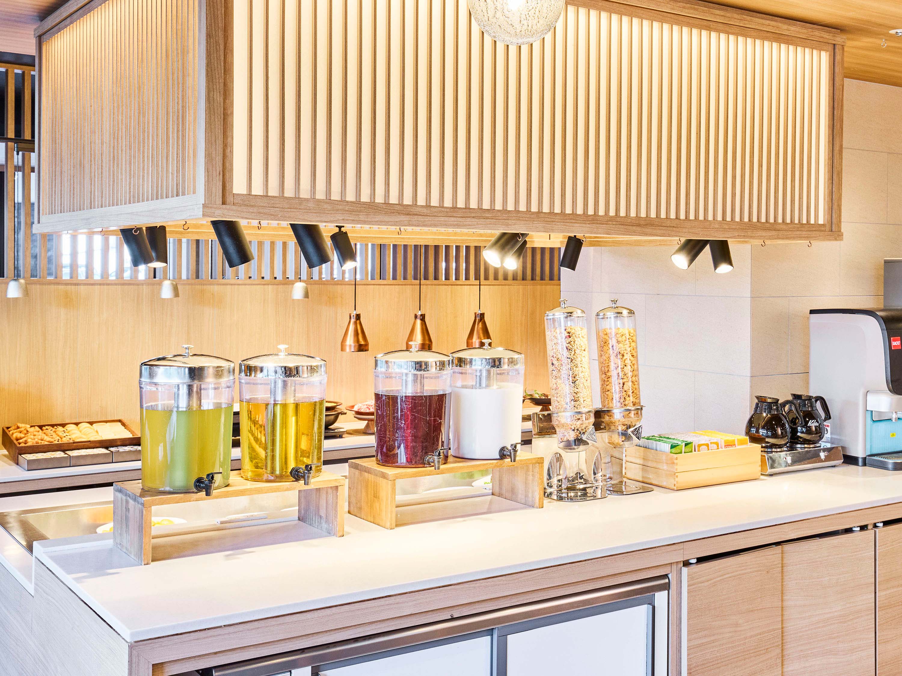 朝食ビュッフェ｜コーヒー、紅茶、ジュースなど、選べる豊富なドリンクコーナー。シリアルもどうぞ。