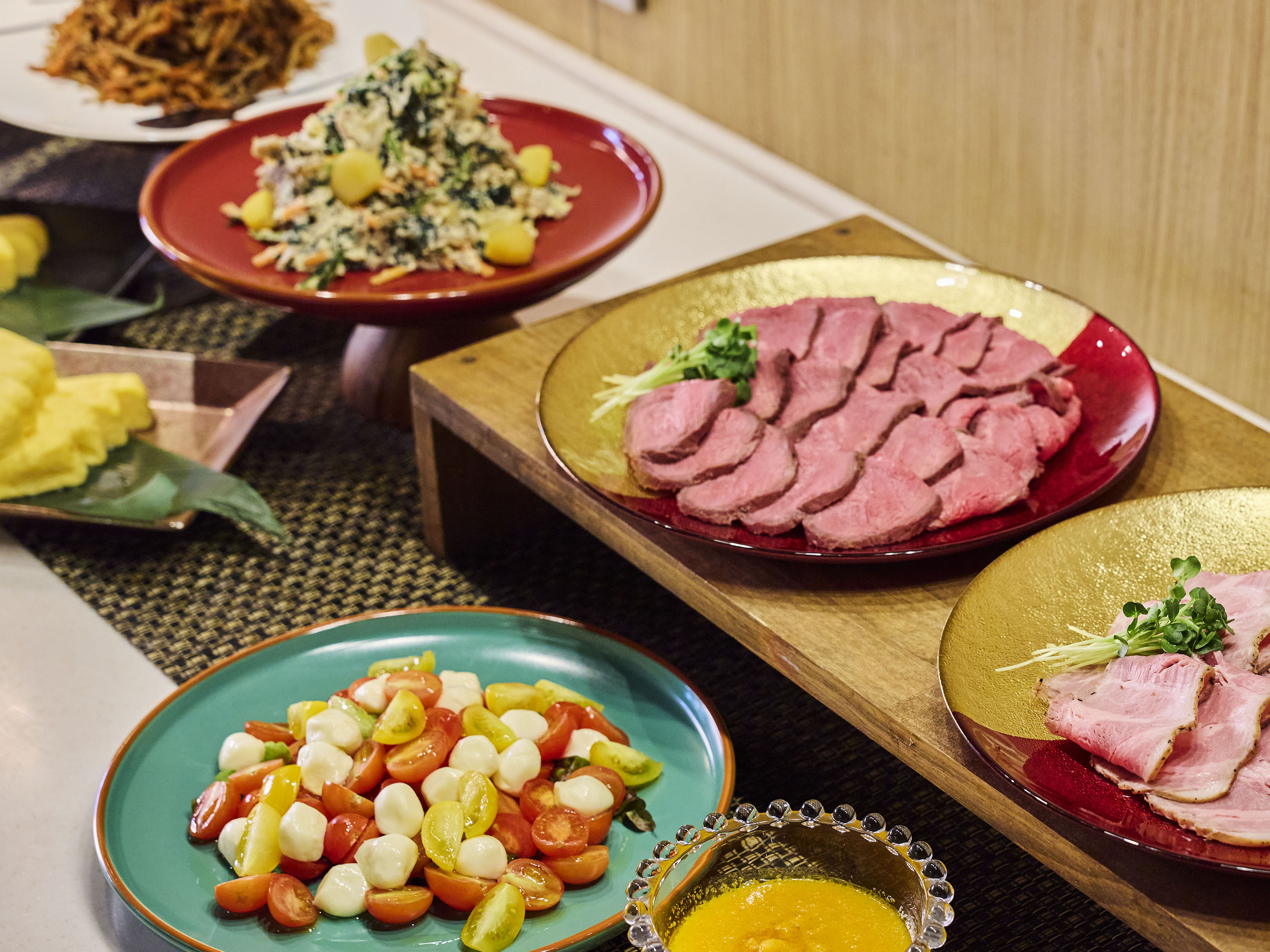 朝食ビュッフェ｜ローストビーフとローストポークは3種のソースと西洋わさびでお楽しみください。