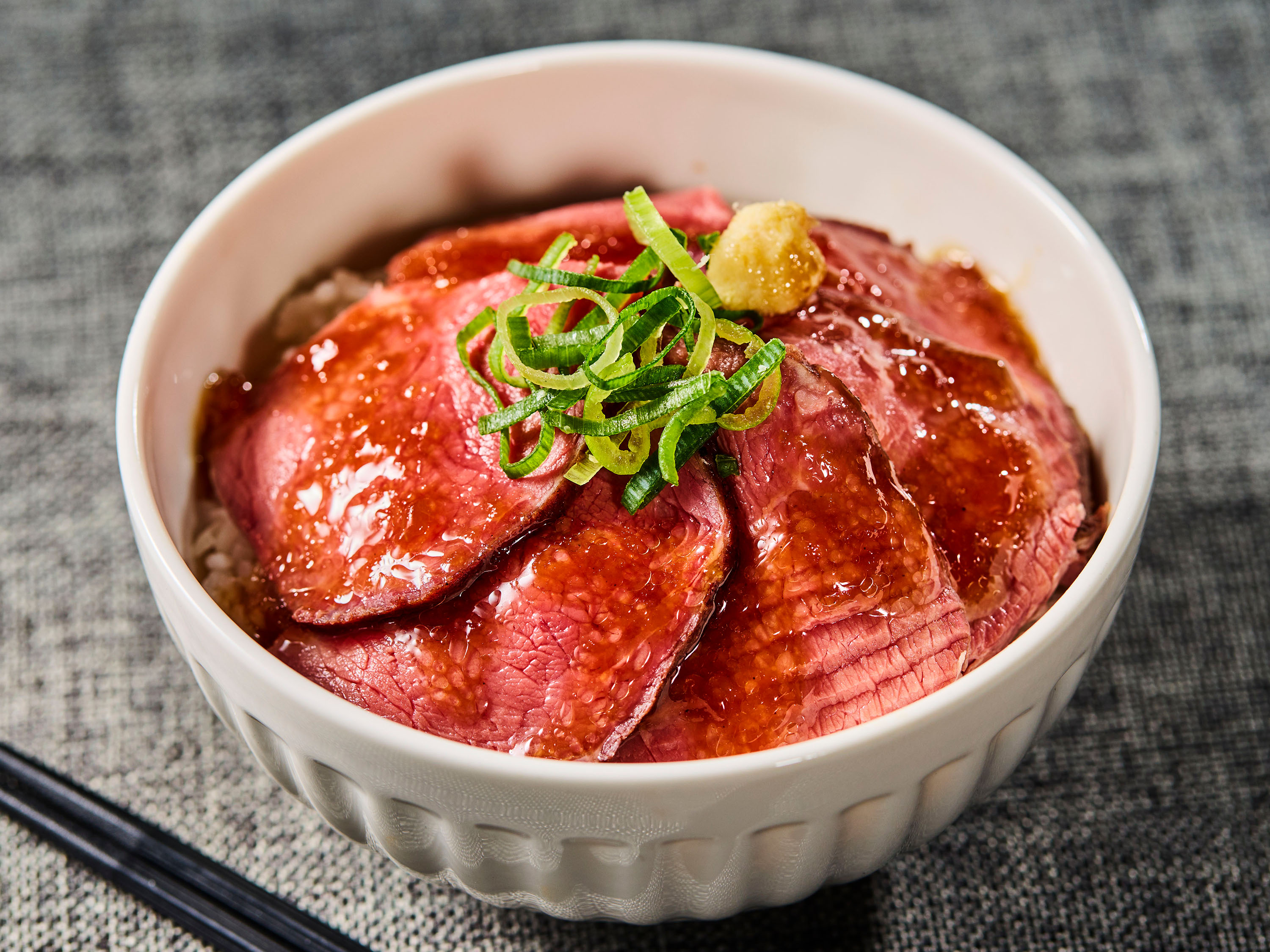 朝食ビュッフェ｜しっとりローストビーフを丼にアレンジ。特製ソースが絡む大満足のガッツリ朝ごはん。