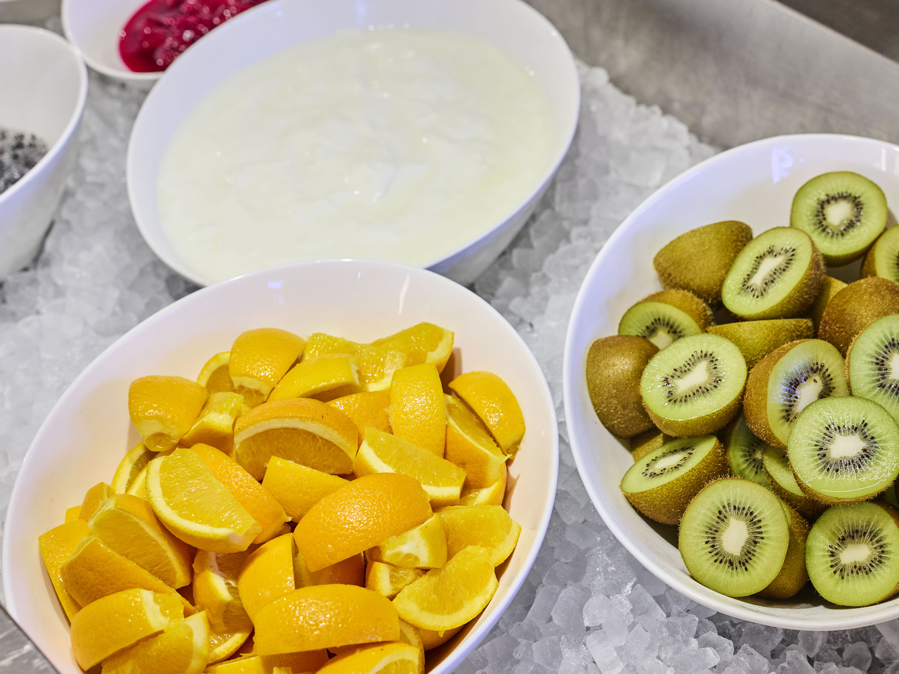 朝食ビュッフェ｜ビタミンたっぷり、みずみずしい季節のカットフルーツ。