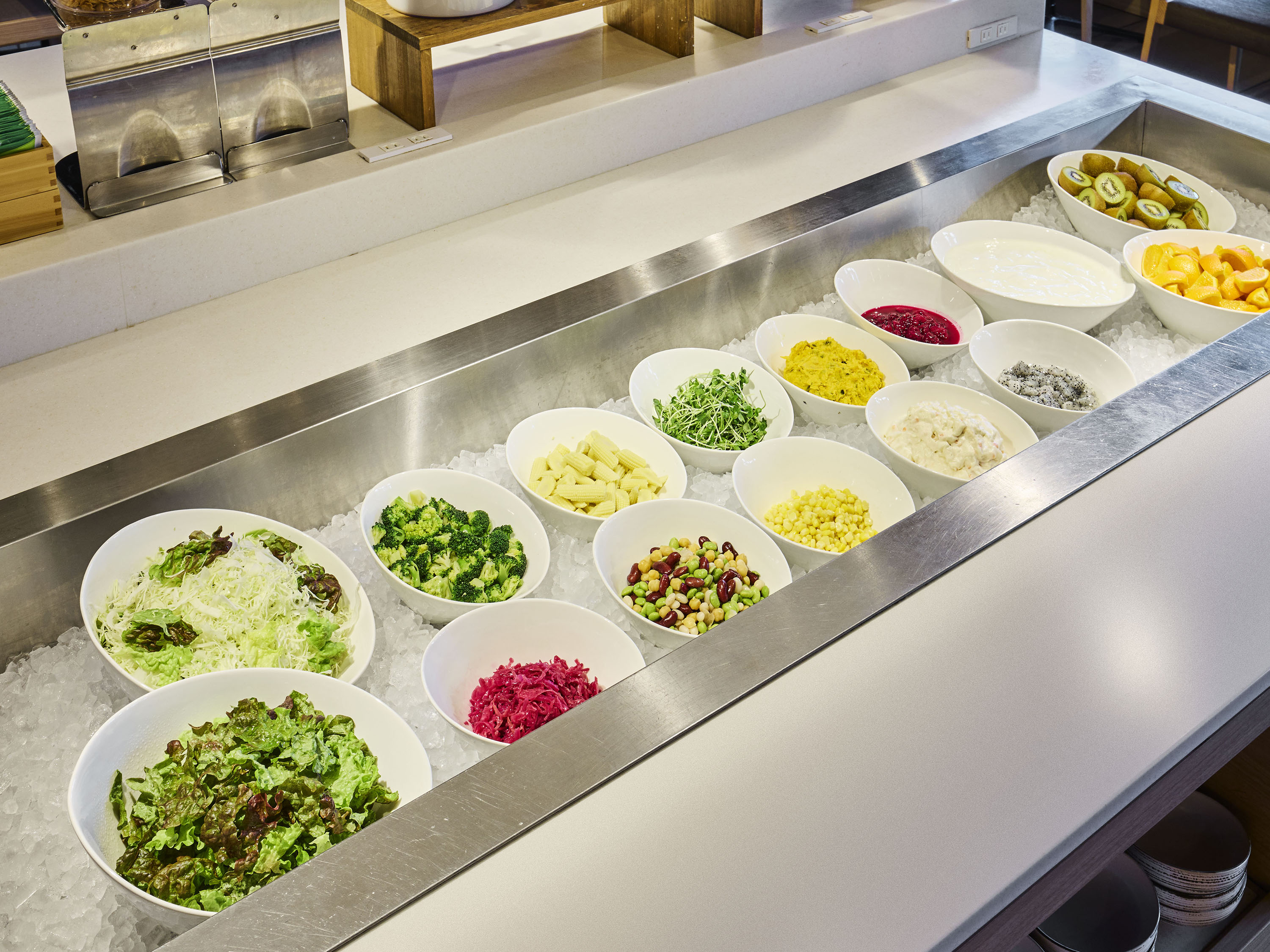 朝食ビュッフェ｜彩り豊かな野菜やフルーツが並ぶ、華やかなサラダコーナー。