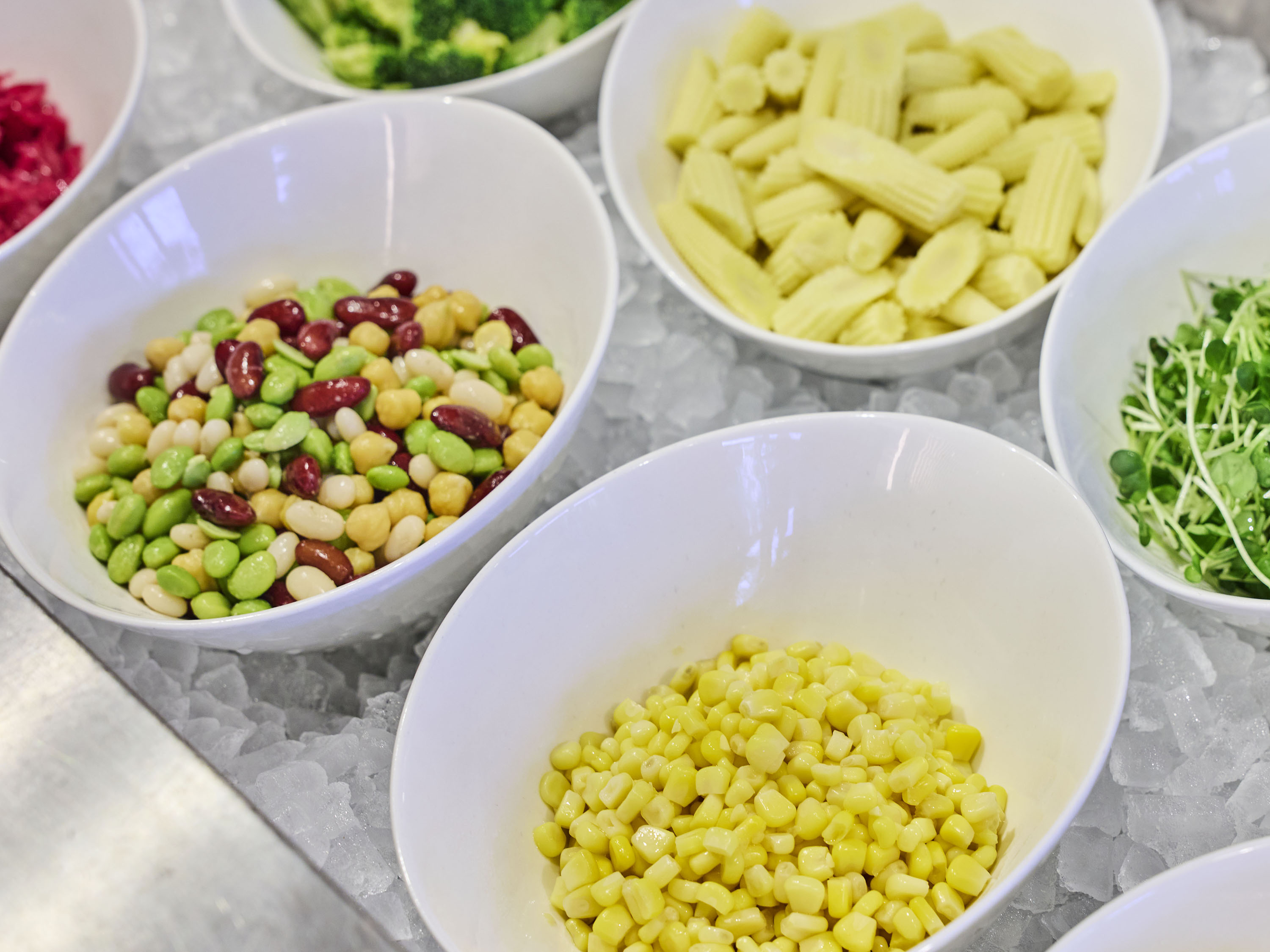 朝食ビュッフェ｜シャキッとした食感、色とりどりの新鮮な野菜が並ぶサラダコーナー。
