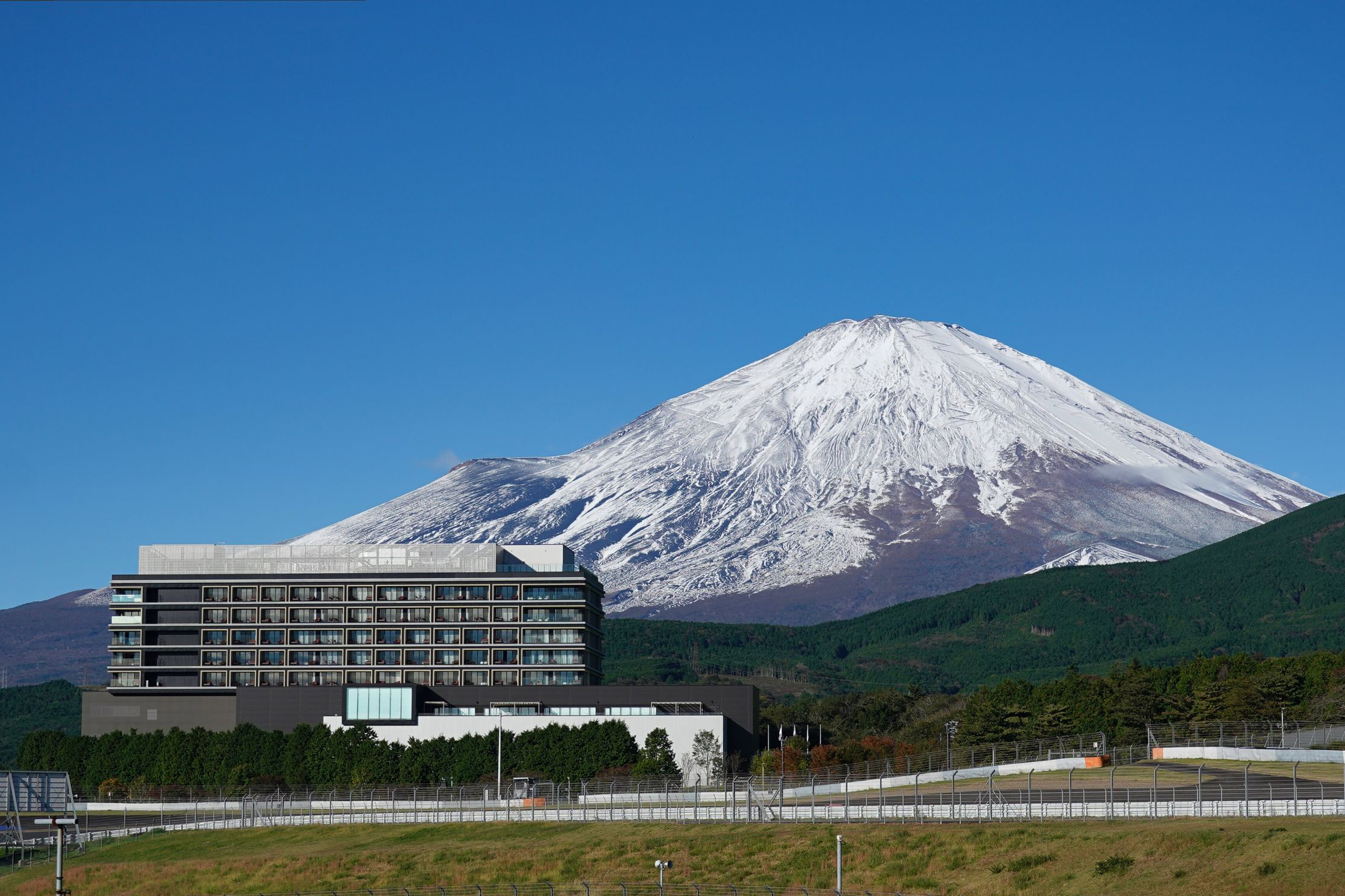 冬の富士山とホテル外観