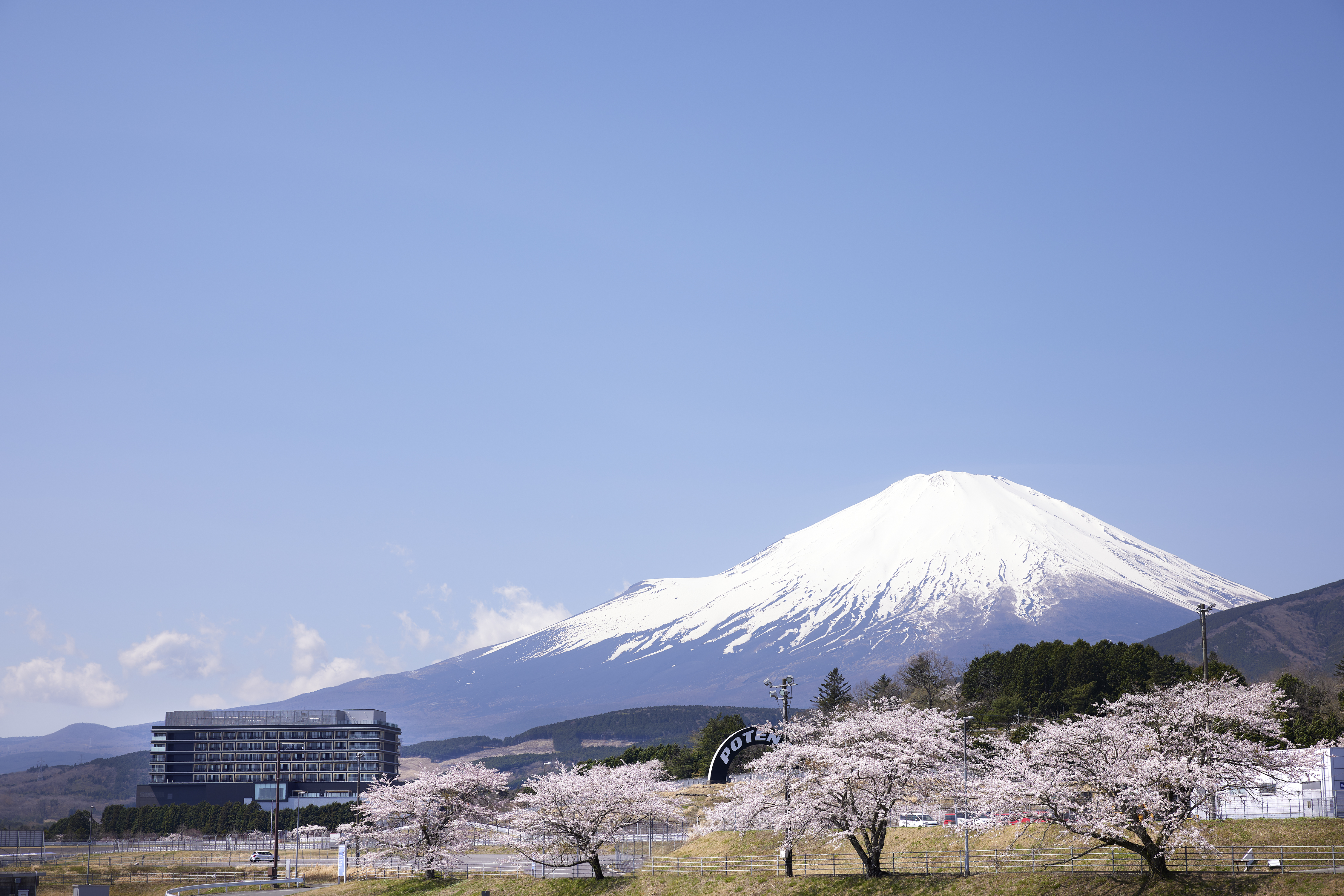 富士スピードウェイの桜とホテル外観