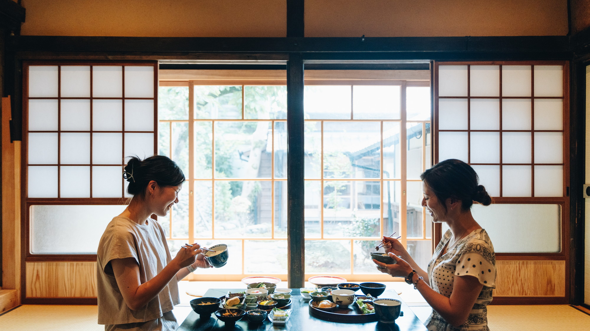 【梅月庵ーBAIGETSUANー】かつて多くの俳人が句を読んだ梅月庵で外を眺めながらお寛ぎください