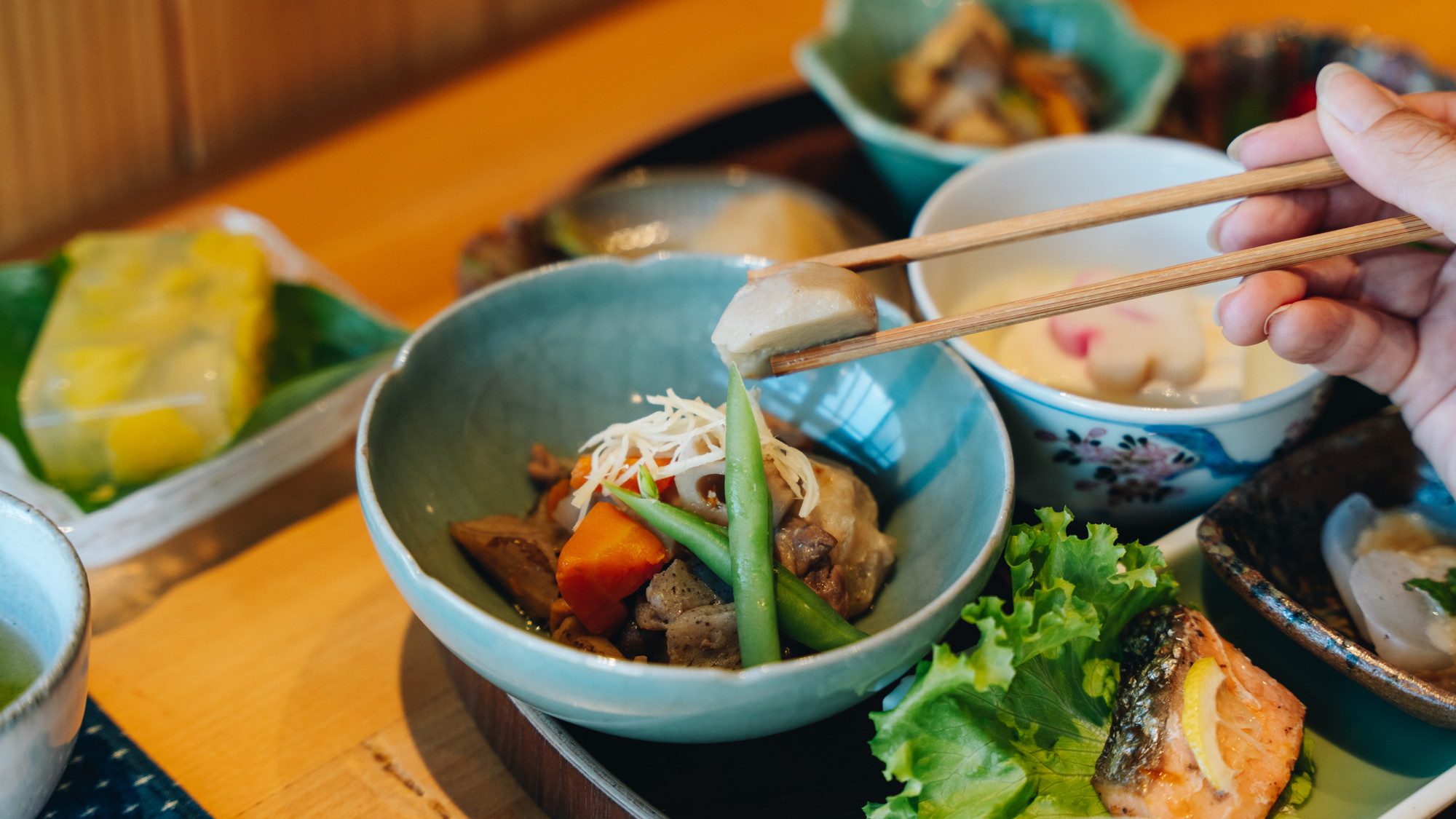 【朝食】伝統食をベースに彩り豊かに仕立てました