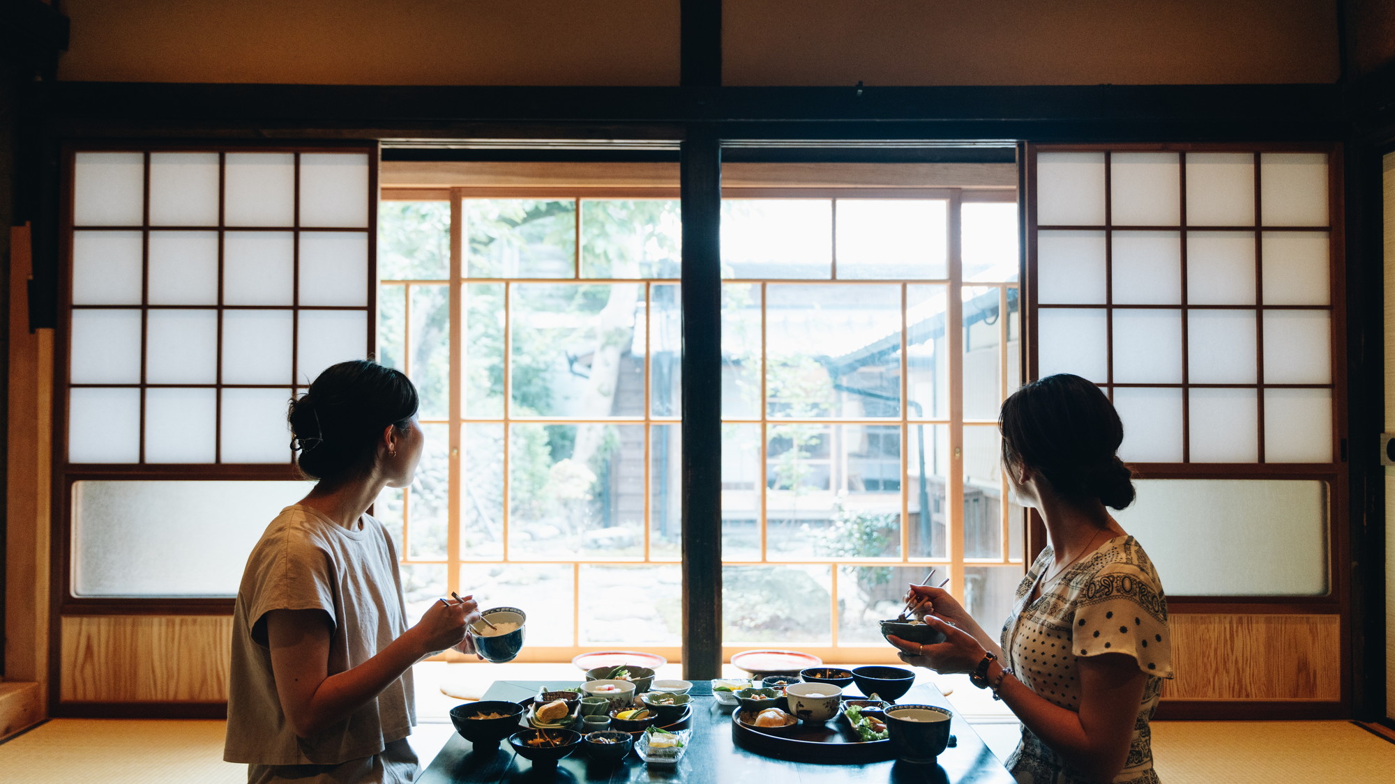 【梅月庵ーBAIGETSUANー】かつて多くの俳人が句を読んだ梅月庵で外を眺めながらお寛ぎください