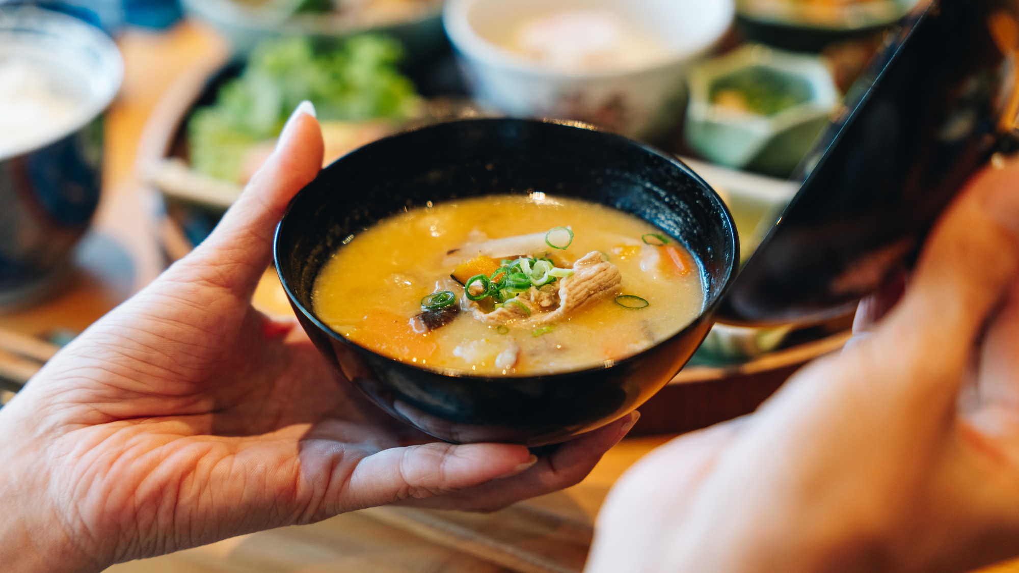 【朝食】ひと口すすると身も心もあたたまる八女の手作り味噌のお汁物