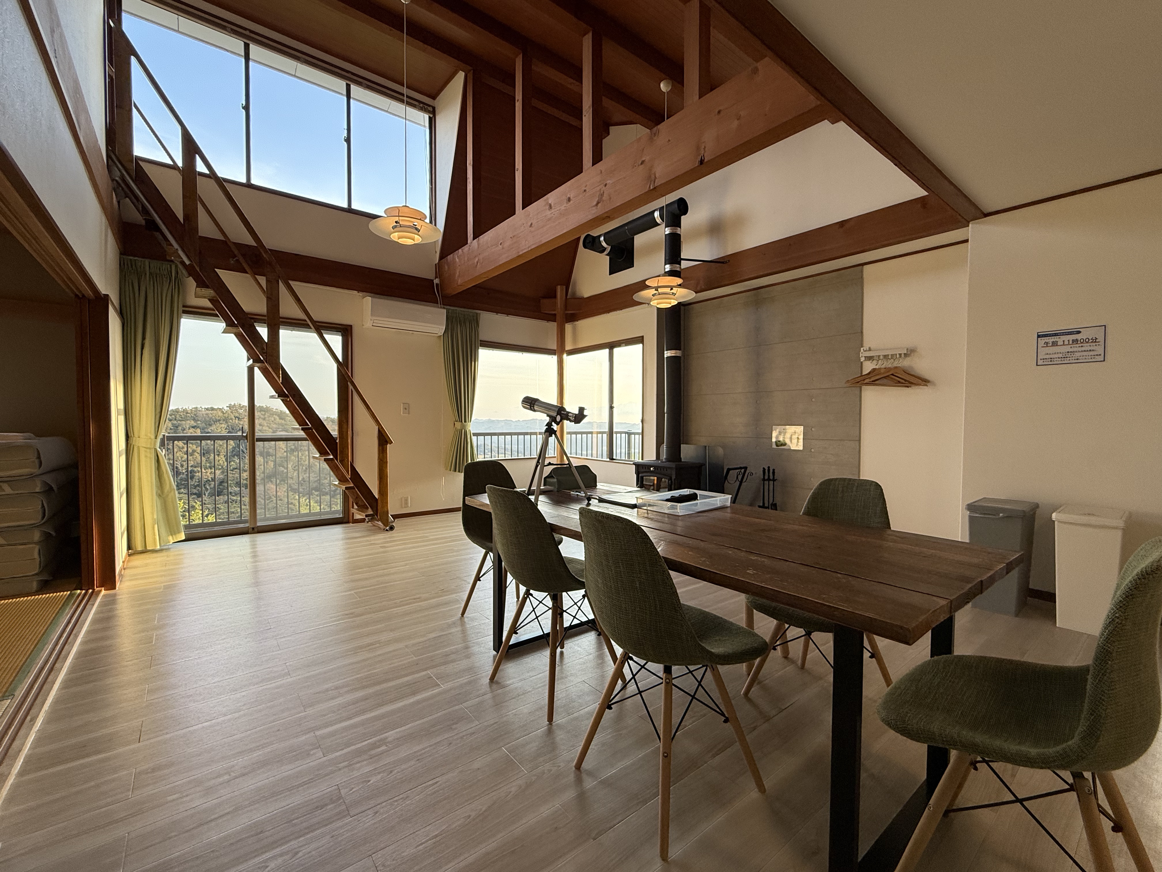 夕日がさすリビング