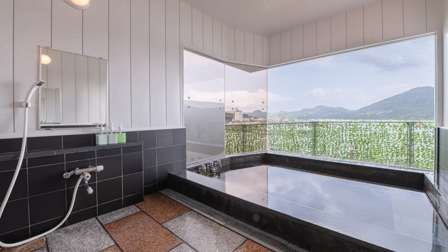 *【オーシャンビュー浴場】西郷湾のロケーションを眺めながらの入浴を楽しめます。