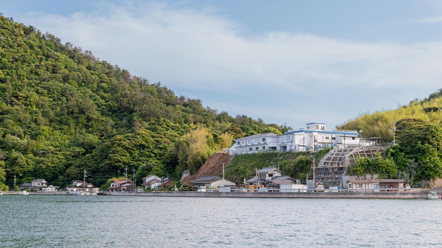 *【外観】西郷湾を一望できる絶景の宿で、心がゆれる癒しのひと時をお過ごしください。