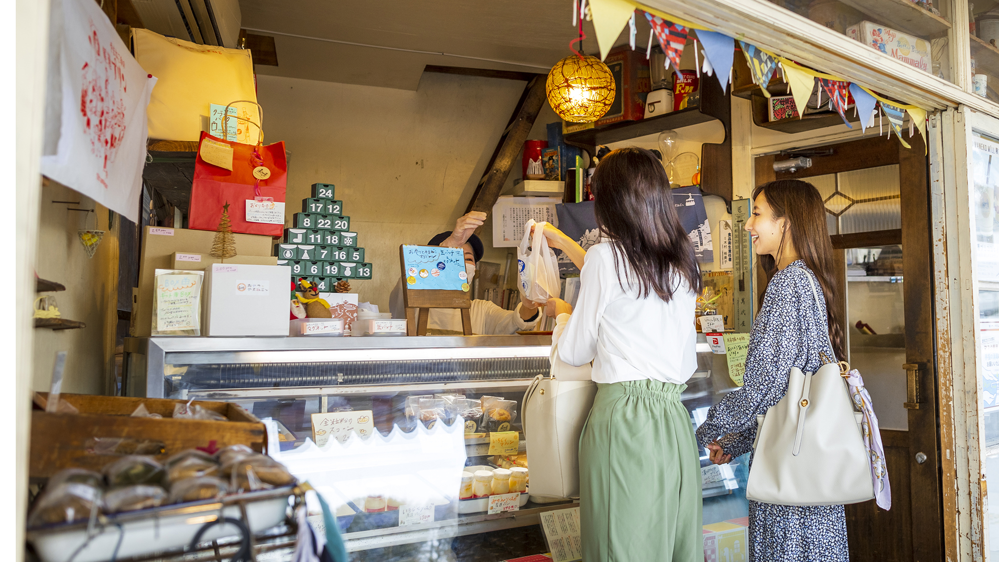 尾道のレトロな街並みには、お洒落な建物やカフェ・パン屋さんがそこかしこに。