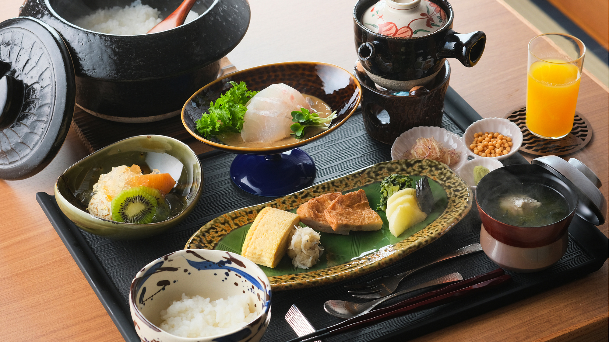 【ご朝食】1日の始まりに、朝から体に優しい和朝食。鯛茶漬けを中心とし一つ一つ丁寧に紡ぎだした味わいを