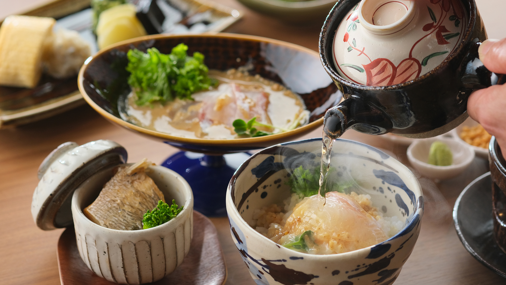 【ご朝食】1日の始まりに、朝から体に優しい和朝食。鯛茶漬けを中心とし一つ一つ丁寧に紡ぎだした味わいを