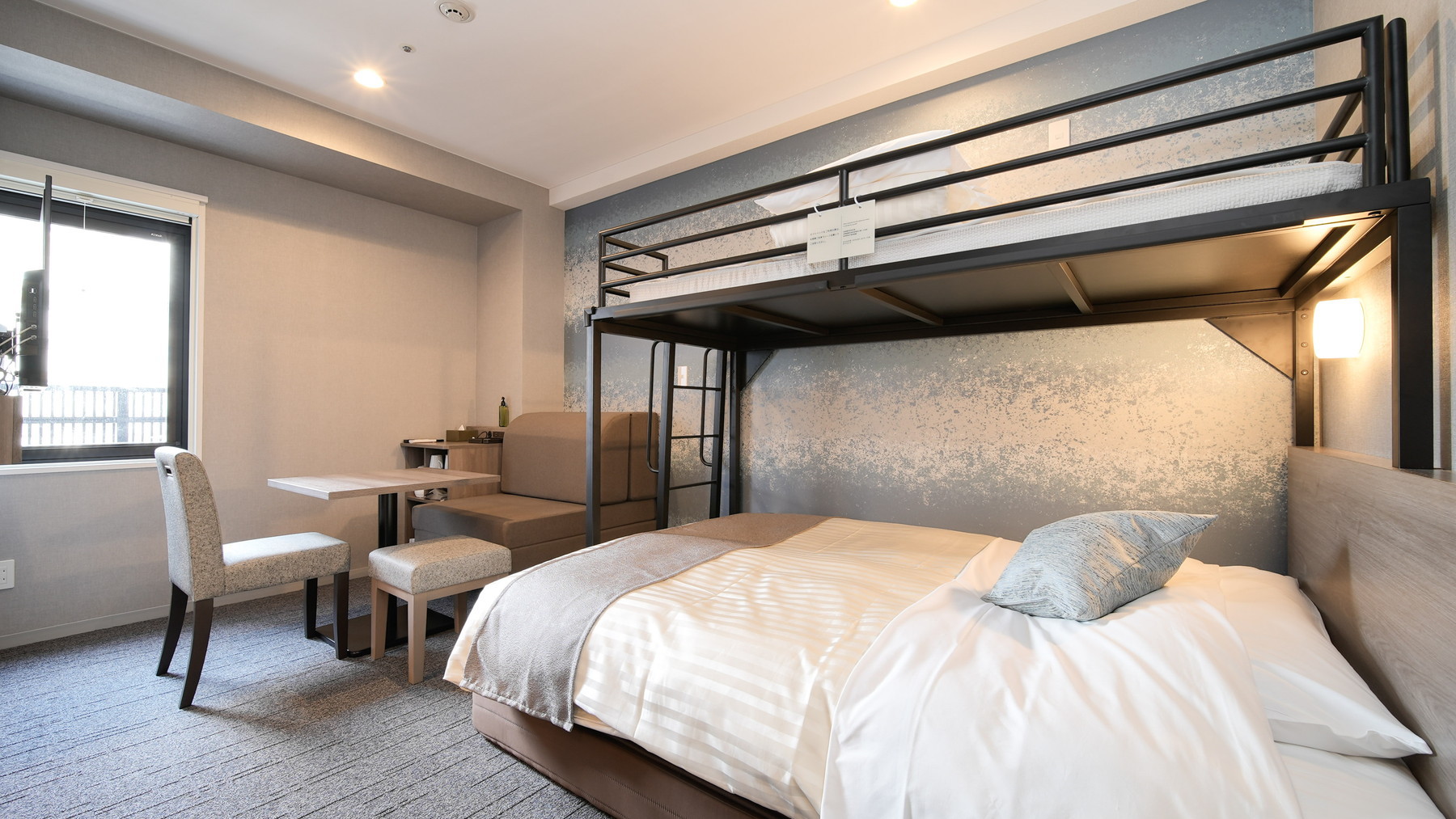 ダブルベッド+ロフトベッド+ソファ付きの【バリアフリールーム】です