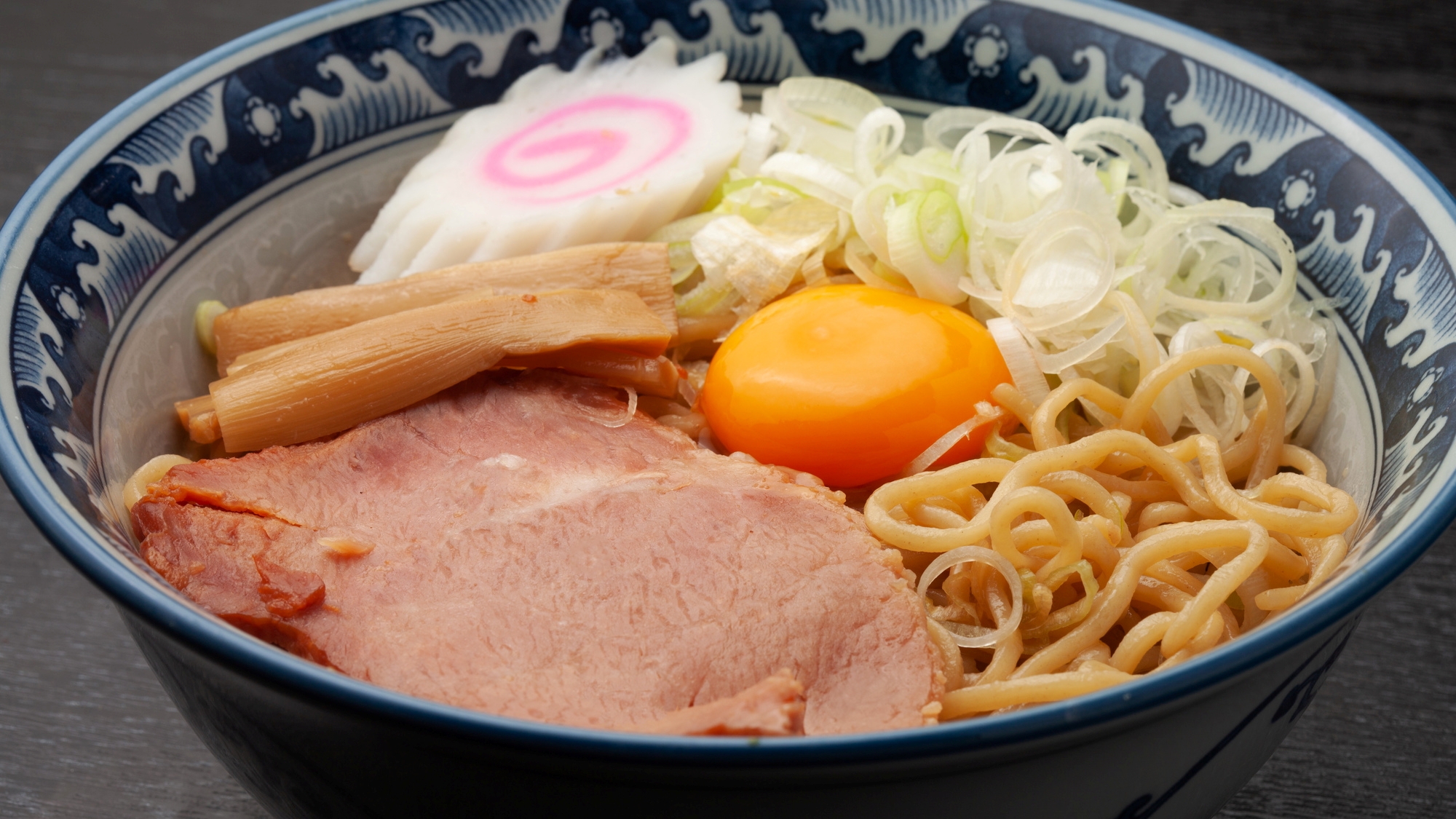 ホテル近くで油そば・名店のラーメンを堪能！※イメージ